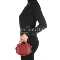 Mini bag a tracolla da donna in vera pelle AMABEL, con borchie, colore ROSSO, CHIAROSCURO, Made in Italy.
